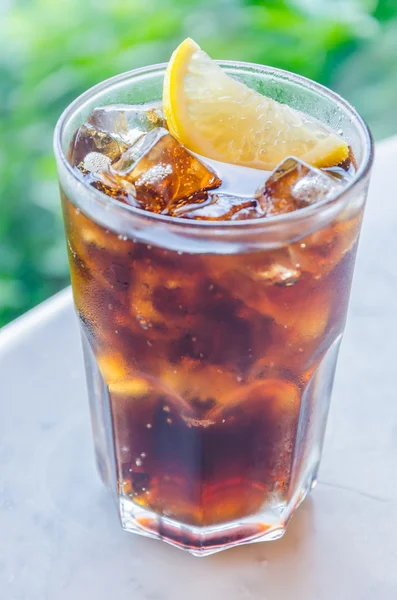 Cola e limão em um copo — Fotografia de Stock