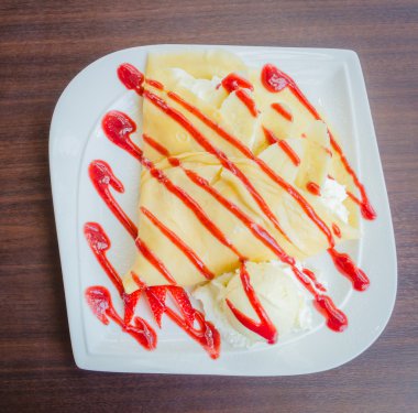 çilekli krep tatlı