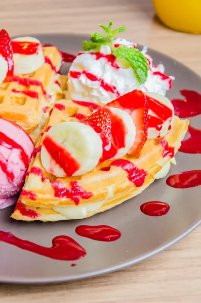 Erdbeer-Bananen-Pfannkuchen — Stockfoto