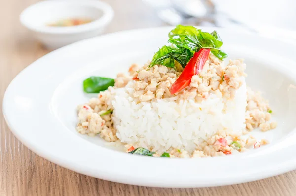 Ayam goreng pedas dengan kemangi dan nasi — Stok Foto