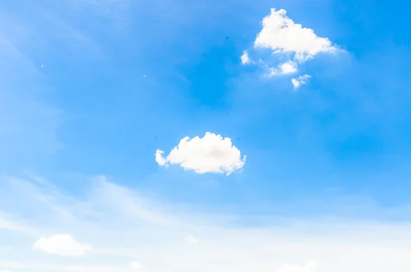 Nuvem no céu azul — Fotografia de Stock