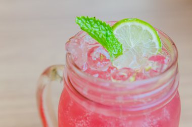 pembe limonata suyu kokteyli