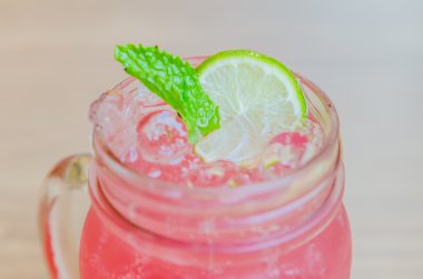pembe limonata suyu kokteyli