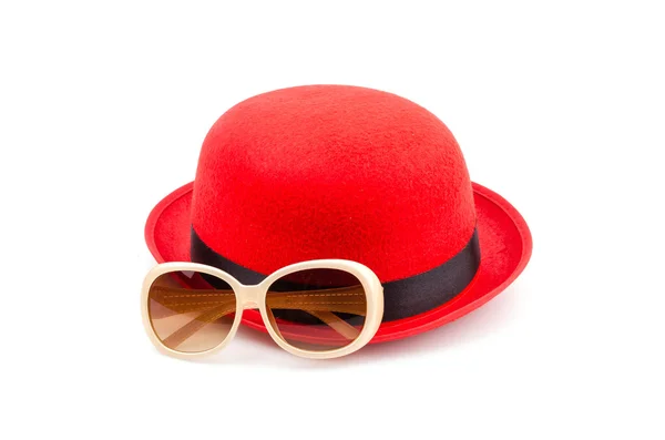 Occhiali da sole cappello rosso isolato sfondo bianco — Foto Stock