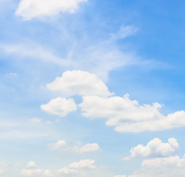 Felhő a kék égen — Stock Fotó