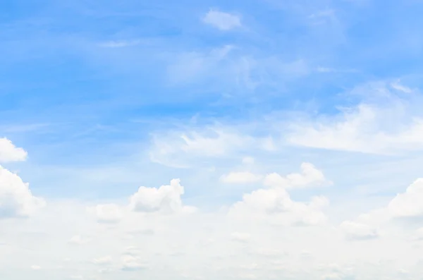 Nube en el cielo azul — Foto de Stock