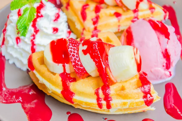 Strawberry banana pancake — Stock Photo, Image