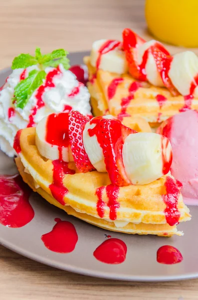 Strawberry banana pancake — Stockfoto