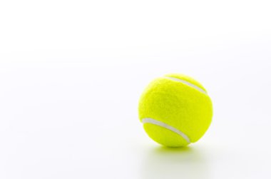 Tenis topları üzerinde beyaz izole