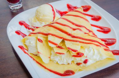 çilekli krep tatlı