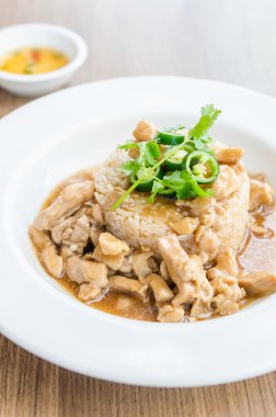 pirinç kahverengi soslu tavuk