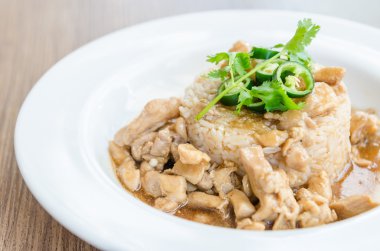 pirinç kahverengi soslu tavuk