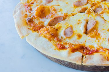 sosisli pizza