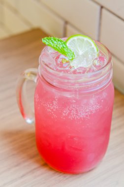 pembe limonata suyu kokteyli