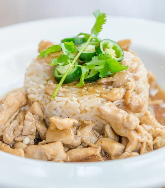 Pollo con salsa marrón sobre arroz — Foto de Stock