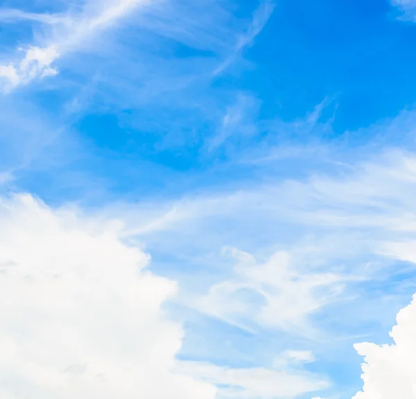 Moln på blå himmel — Stockfoto