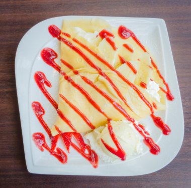 çilekli krep tatlı