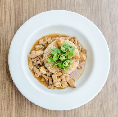 pirinç kahverengi soslu tavuk