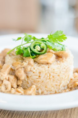 pirinç kahverengi soslu tavuk