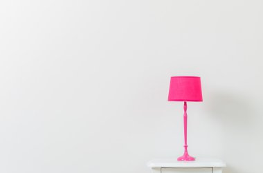 Lamba komodinin üzerinde.