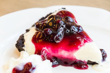 Yaban mersinli cheesecake