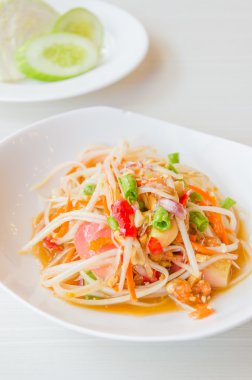 Yeşil papaya salatası