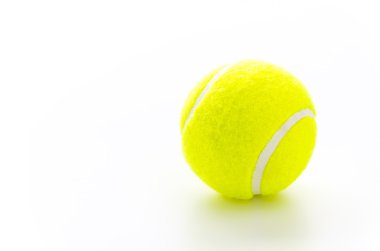 Tenis topları üzerinde beyaz izole