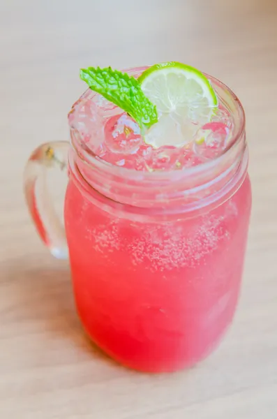 Cocktail de suco de limonada rosa — Fotografia de Stock