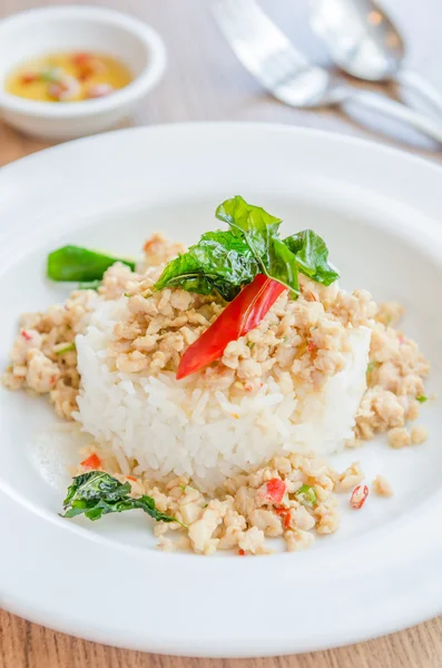 Pikantní smažené kuře s bazalkou a rýže — Stock fotografie