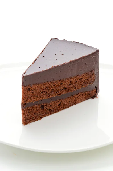 白い背景で隔離のチョコレート ケーキ — ストック写真