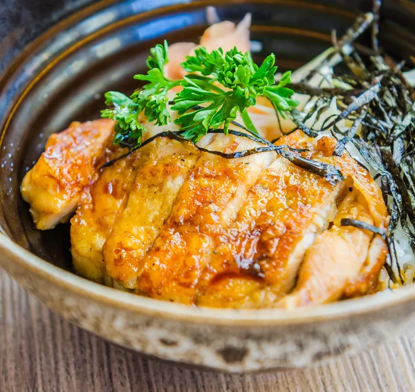 照り焼きチキンご飯の上 — ストック写真