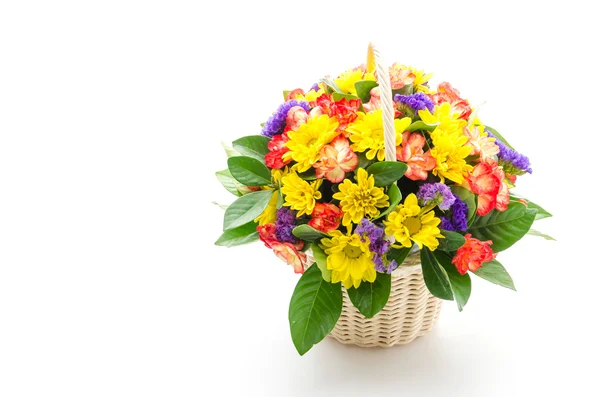 Blommor i korg — Stockfoto