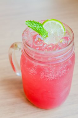 pembe limonata suyu kokteyli