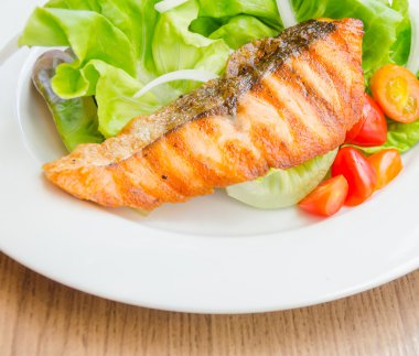 ızgara somon salata