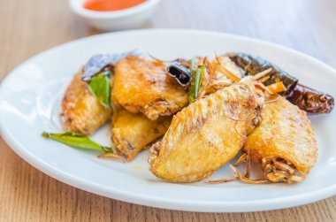 Kızarmış tavuk kanadı.