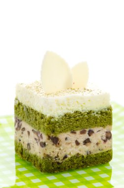 Beyaz arka plan üzerinde izole Matcha yeşil çay pasta