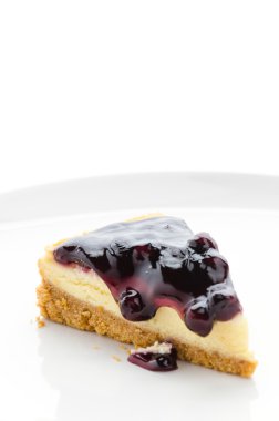 Yaban mersinli cheesecake izole beyaz arka plan
