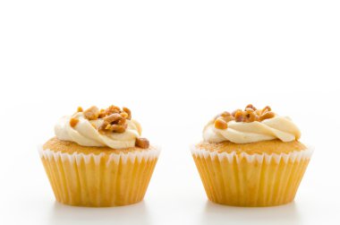 Beyaz arka plan üzerinde izole fındık cupcake