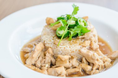 pirinç kahverengi soslu tavuk
