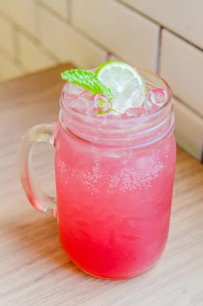 Cocktail de suco de limonada rosa — Fotografia de Stock