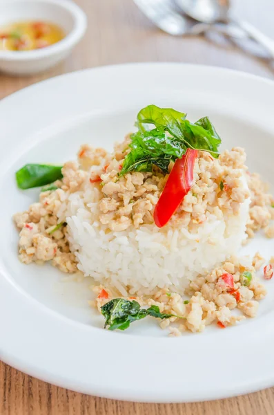 Frango frito picante com manjericão e arroz — Fotografia de Stock