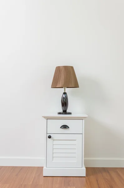 Lamp op nachtkastje — Stockfoto