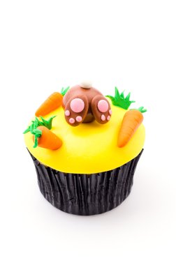 Paskalya kek izole beyaz arka plan