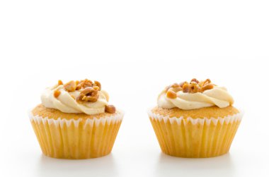 Beyaz arka plan üzerinde izole fındık cupcake