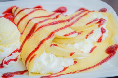 çilekli krep tatlı