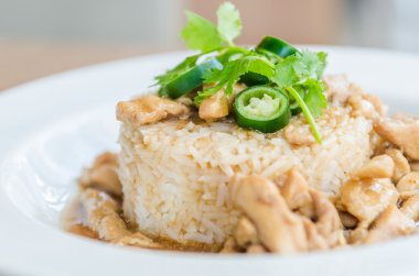 pirinç kahverengi soslu tavuk