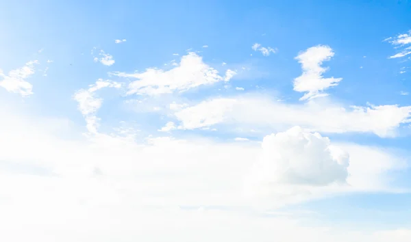 Nube en el cielo azul — Foto de Stock