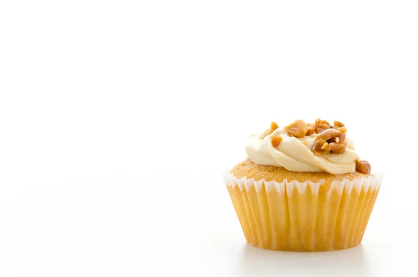 Cupcake aux noix isolé sur fond blanc — Photo