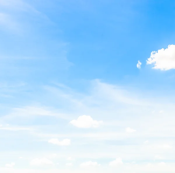 Wolk op blauwe lucht — Stockfoto