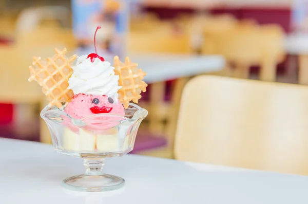 Roomijs sundae — Stockfoto